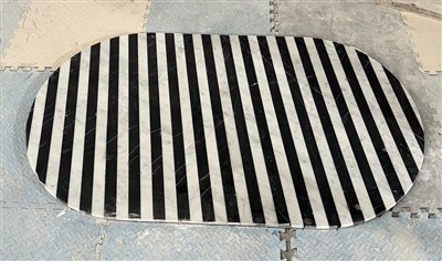 Журнальный столик овальной формы с черно-белыми мраморными полосками