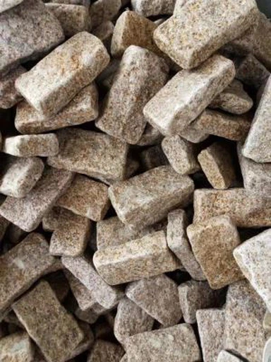 Упал желтый гранит кубический камень