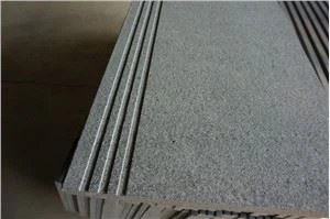 Темно-серые гранитные ступени