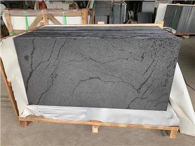 Черная базальтовая плитка с конструкцией муравьиных линий